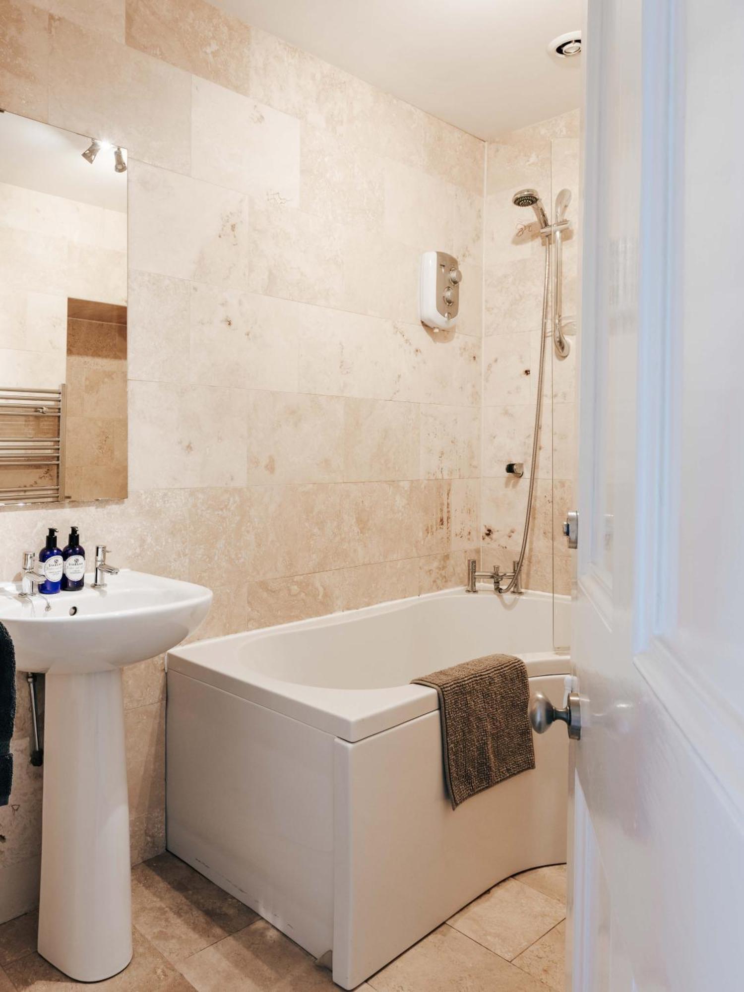 Kenmore House, إيلي المظهر الخارجي الصورة
